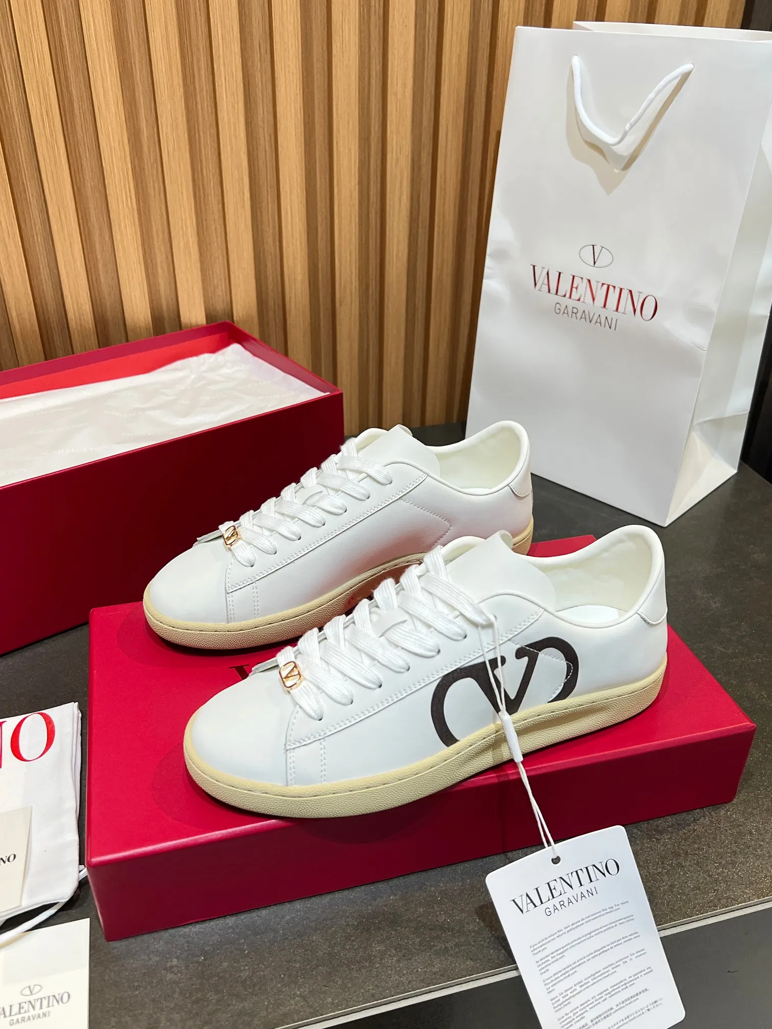 [Valentino] P: 640💰 Couple style, size: women 35-40▪️men 39-44 (45. Customized) Valentino VLTN casual shoes 2025 latest moral training shoes I can't put it down. Seiko details of cowhide sneakers, retro fashion, simple and advanced, casual matching. 1:1 restoration! Top luxury masterpiece, lace-up design, soft and comfortable imported calfskin brings excellent and elegant texture and excellent foot comfort. Top purchasing version upper: imported calfskin surface/original oil edge process + printing process. Inner lining: water-dyed cowhide lining. Outsole: original development 𝐓𝐏𝐔 two-color combination outsole. Packaging: full package with original configuration.